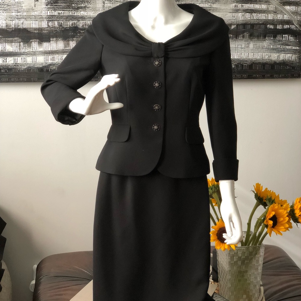 Tahari Feminine power suit size 4
